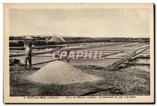 Cartes postales Marais salants Enlevement du sel a la Gede Batz sur Mer