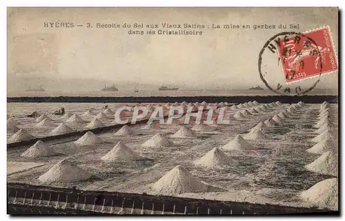 Cartes postales Marais salants Hyeres Recolte du sel aux Vieux Salins La mise en gerbe du sel dans les Cristalli