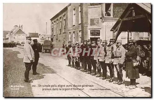 Cartes postales Militaria Un simple poilu aligne avec douze generaux promus dans la legion d&#39honneur