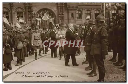 Ansichtskarte AK Militaria Fetes de la Victoire Mr Poincare remet les fourrageres d&#39honneur