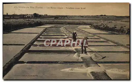 Ansichtskarte AK Folklore Marais salants Croix de Vie Paludiers tirant le sel