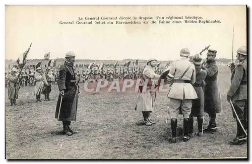 Ansichtskarte AK Medaille Le general Gouraud decore le drapeau d&#39un regiment heroique Militaria