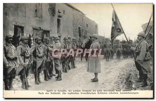 Ansichtskarte AK Medaille Apres la bataille les soldats francais Militaria