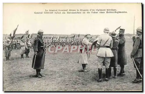 Cartes postales Medaille Le general Gouraud decore le drapeau d&#39un regiment heroique Militaria