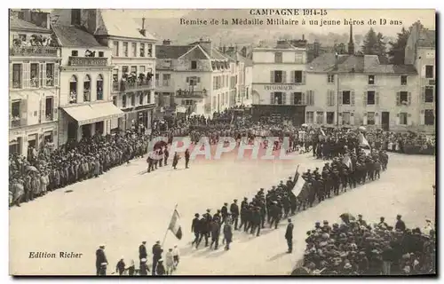 Cartes postales Medaille Remise de la medaille militaire a un jeune heros de 19 ans Militaria