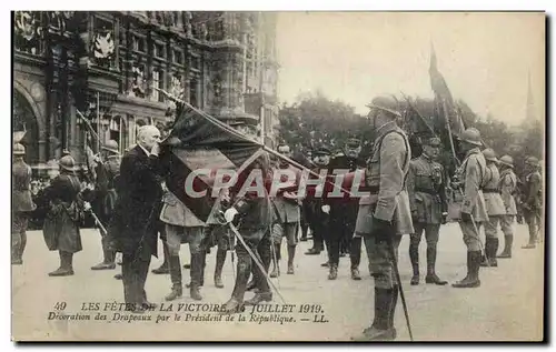 Cartes postales Militaria Fetes de la Victoire 14 Juillet 1919 Decoration des drapeaux par le President de la Re