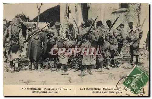 Cartes postales Militaria A Neufmoutiers Tirailleurs marocains inventoriant leur butin