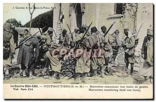 Cartes postales Militaria A Neufmoutiers Tirailleurs marocains inventoriant leur butin