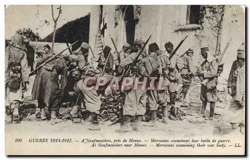 Cartes postales Militaria A Neufmoutiers Tirailleurs marocains inventoriant leur butin