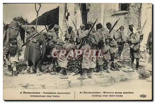 Cartes postales Militaria A Neufmoutiers Tirailleurs marocains inventoriant leur butin