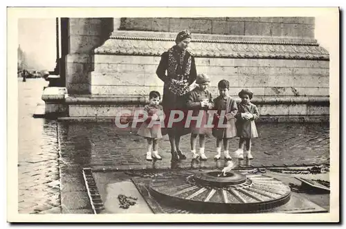 Cartes postales SAR Madame La Comtesse de Paris et les enfants de France au tombeau du soldat inconnu Paris Arc