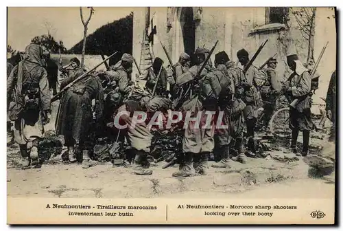 Cartes postales Militaria A Neufmoutiers Tirailleurs marocains inventoriant leur butin