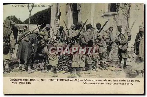 Cartes postales Militaria Neufmoutiers Marocains examinant leur butin de guerre