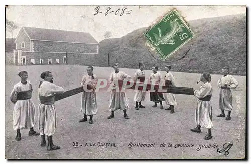 Cartes postales Militaria A la caserne Ajustement de la ceinture Zouaves