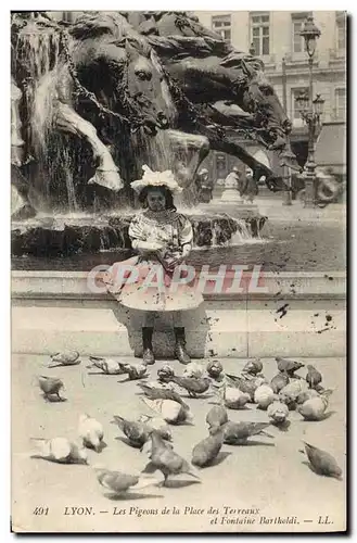 Ansichtskarte AK Colombe Colombophilie Lyon Les pigeons de la place des Terreaux et fontaine Bartholdi