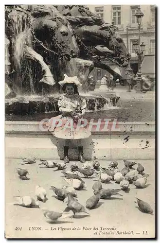 Cartes postales Colombe Colombophilie Lyon Les pigeons de la place des Terreaux et fontaine Bartholdi