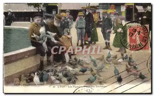Ansichtskarte AK Colombe Colombophilie Lyon Les Pigeons Place des Terreaux Enfants