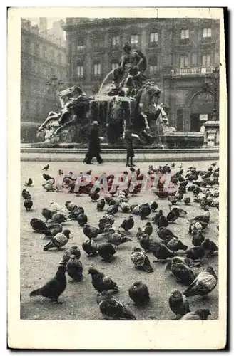 Ansichtskarte AK Colombe Colombophilie Lyon Les pigeons de la place des Terreaux et la fontaine Bartholdi