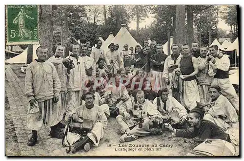 Cartes postales Militaria Les Zouaves au camp L&#39astiquage en plein air