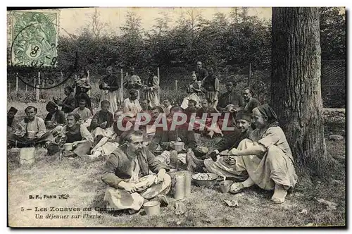 Cartes postales Militaria Les Zouaves au camp Un dejeuner sur l&#39herbe