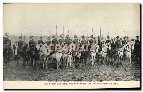 Cartes postales Militaria Les spahis saluant du sabre le drapeau qui passe