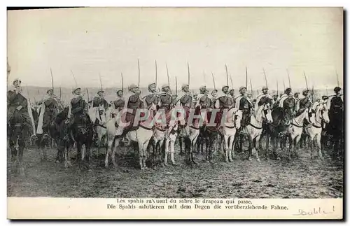 Ansichtskarte AK Militaria Les spahis saluent du sabre le drapeau qui passe