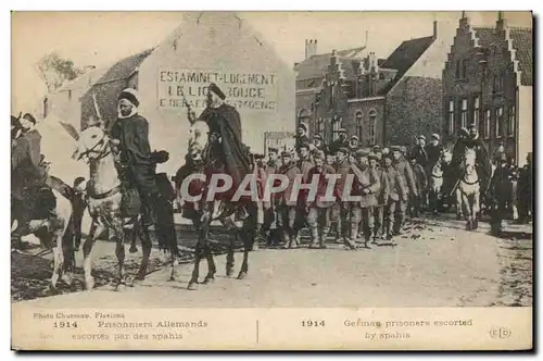 Ansichtskarte AK Militaria Prisonniers allemands escortes par les Spahis