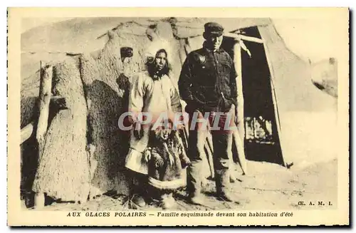 Ansichtskarte AK Polaire Aux glaces polaires Famille esquimaude devant son habitation d&#39ete