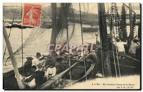 Cartes postales Bateau de peche En attendant l'heure de la maree