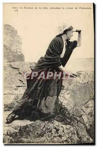 Cartes postales Bateau de peche Dans les rochers de la Cote attendant le retour de l&#39Islandais