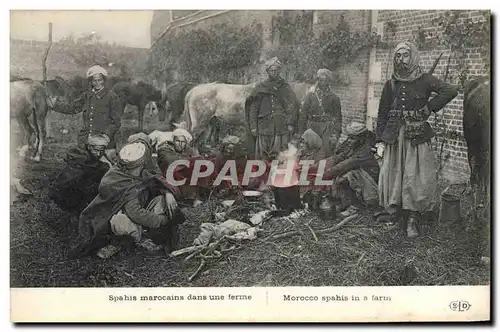 Ansichtskarte AK Militaria Spahis Marocains dans une ferme