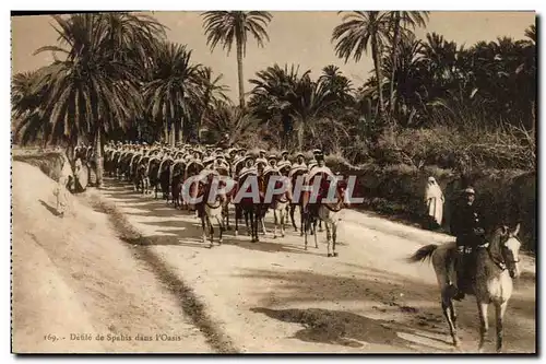 Cartes postales Militaria Defile de Spahis dans le desert