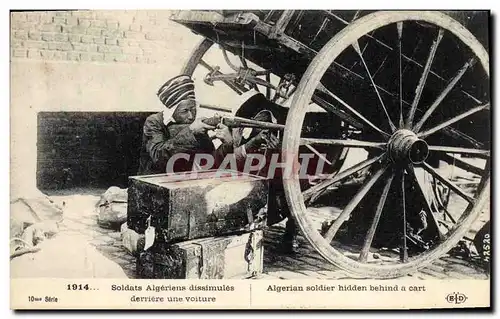 Cartes postales Militaria Soldats algeriens dissimules derriere une voiture