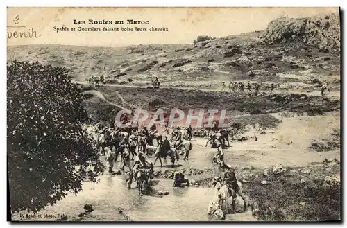 Cartes postales Militaria Les routes du Maroc Spahis et Goumiers faisant boire leurs chevaux