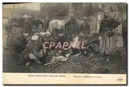 Cartes postales Militaria Spahis Marocains dans une ferme