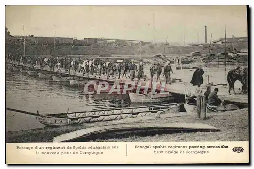 Ansichtskarte AK Militaria Passage d&#39un regiment de Spahis senegalais sur le nouveau pont de Compiegne