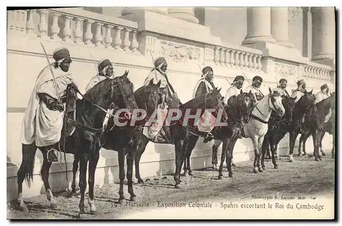 Cartes postales Militaria Marseille Exposition coloniale Spahis escortant le roi du Cambodge