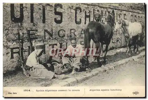 Cartes postales Militaria Spahis algeriens cassant la croute