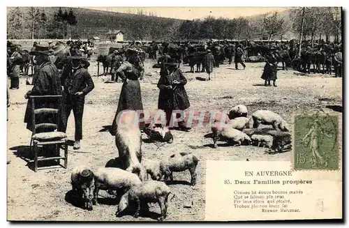 Cartes postales Folklore Auvergne Deux familles prosperes Cochons Porcs Marche