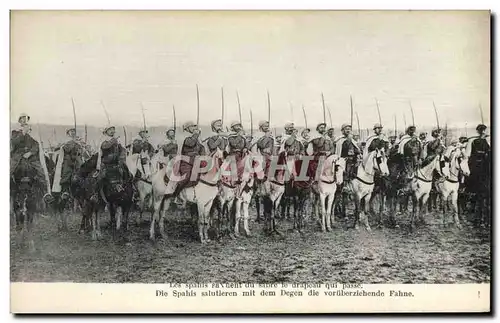 Cartes postales Militaria Les Spahis saluent du sabre le drapeau qui passe