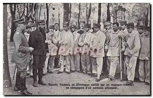 Ansichtskarte AK Militaria Sante Blesses francais en Allemagne visites par un medecin francais en compagnie d&#39