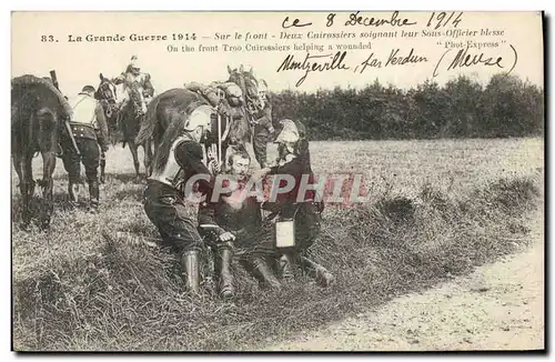 Cartes postales Militaria Sante Sur le front Deux Cuirassiers soignant leur sous officier blesse