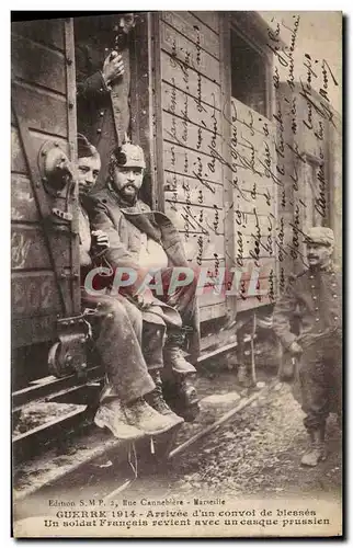 Cartes postales Militaria Arrivee d&#39un convoi de blesses Un soldat francais revient avec un casque prussien