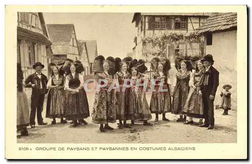 Cartes postales Folklore Groupe de paysans et paysannes en costumes alsaciens Alsace