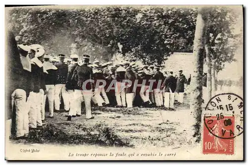 Cartes postales La troupe repousse la foule qui a envahie le carre