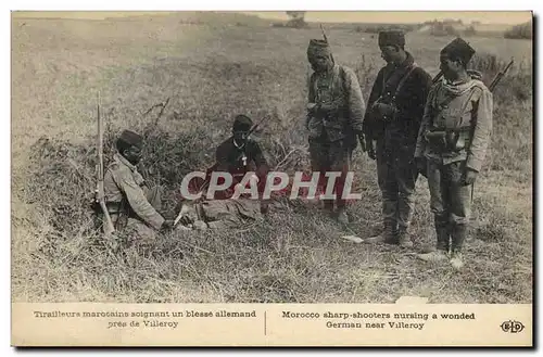 Ansichtskarte AK Militaria Tirailleurs marocains soignant un blesse allemand pres de Villeroy