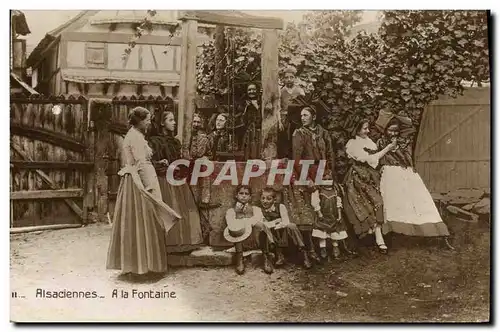 Ansichtskarte AK Folklore Alsace Alsaciennes A la fontaine