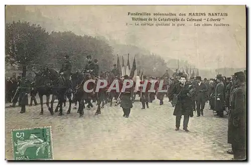 Cartes postales Mort Funerailles des marins nantais Cuirasse liberte le cortege quittant la gare Les chars funeb