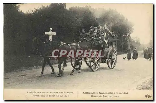 Cartes postales Sante Militaria Ambulance transportant des blesses traversant la foret de Langue