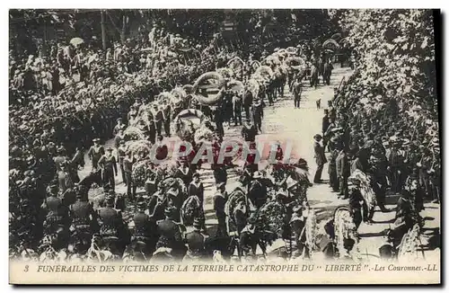Cartes postales Funerailles des victimes de la terrible catastrophe du Liberte Les couronnes